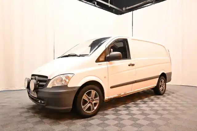 Valkoinen Pakettiauto, Mercedes-Benz Vito – EMB-561