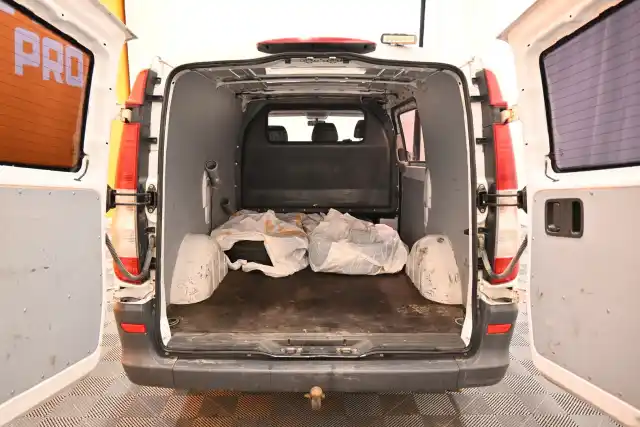 Valkoinen Pakettiauto, Mercedes-Benz Vito – EMB-561