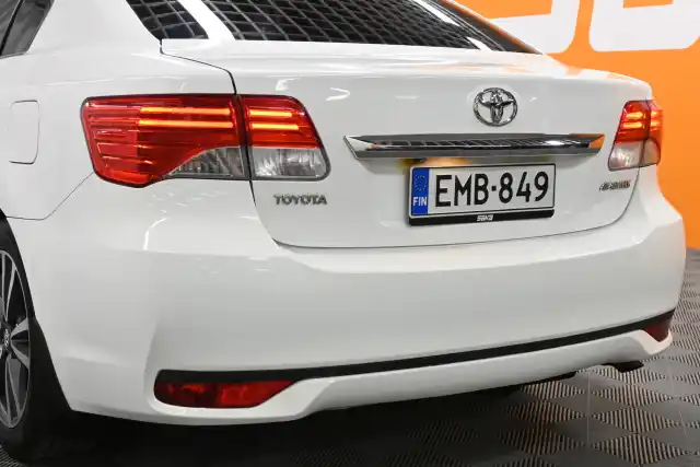 Valkoinen Sedan, Toyota Avensis – EMB-849