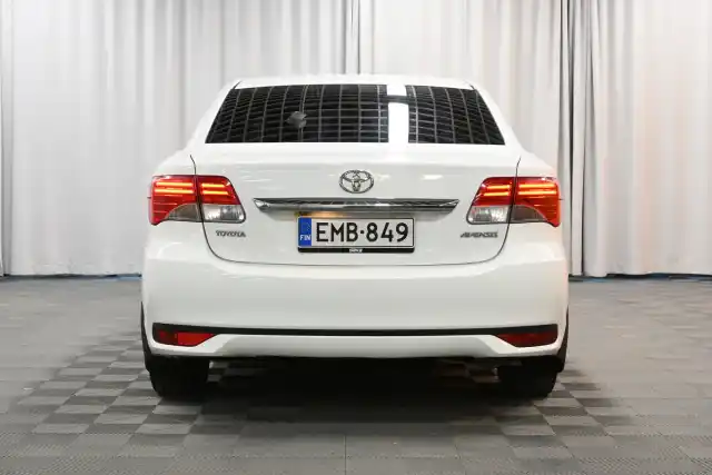 Valkoinen Sedan, Toyota Avensis – EMB-849