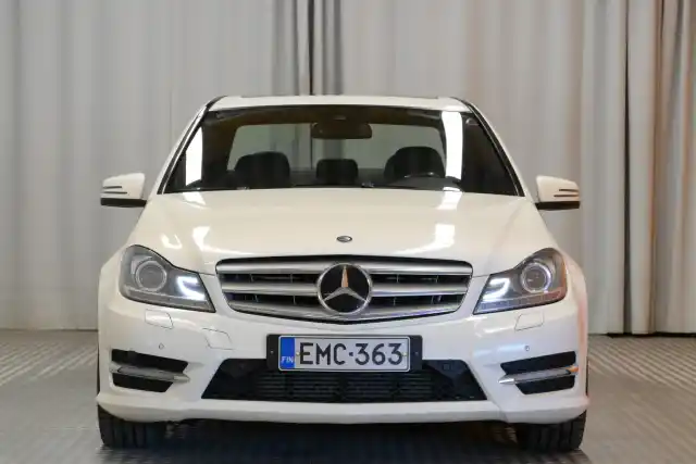 Valkoinen Sedan, Mercedes-Benz C – EMC-363