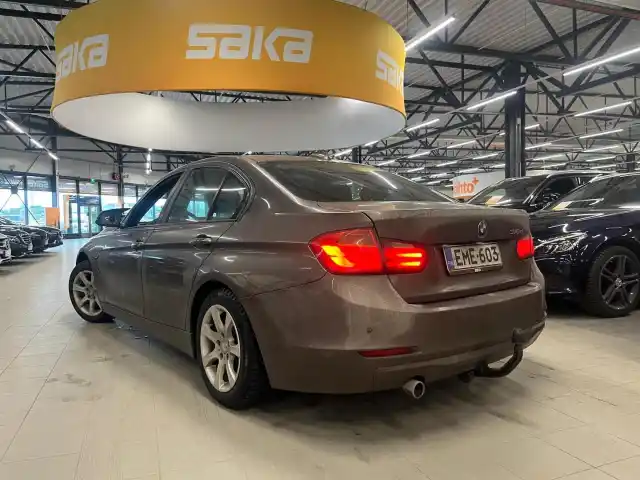 Ruskea Sedan, BMW 318 – EME-603