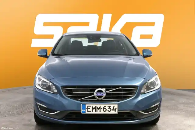 Sininen Sedan, Volvo S60 – EMM-634