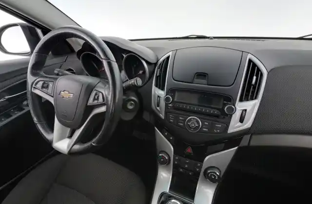 Musta Viistoperä, Chevrolet Cruze – EMN-933