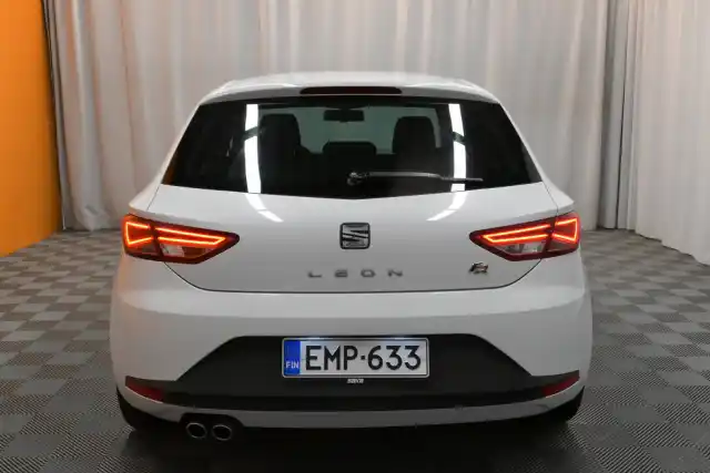 Valkoinen Viistoperä, Seat Leon – EMP-633