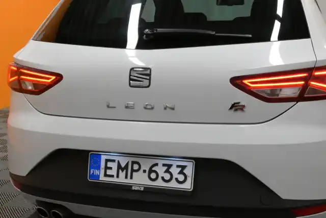 Valkoinen Viistoperä, Seat Leon – EMP-633