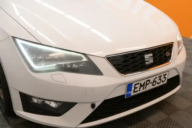 Valkoinen Viistoperä, Seat Leon – EMP-633