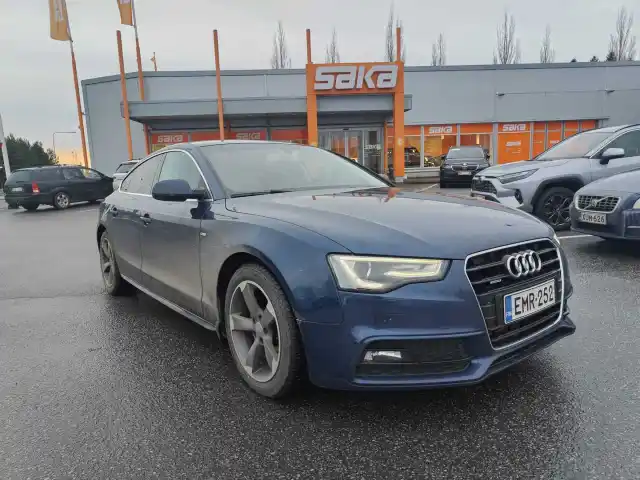 Sininen Viistoperä, Audi A5 – EMR-252