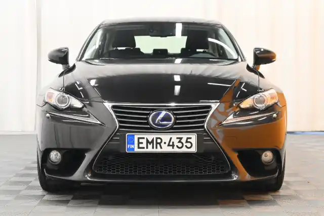 Musta Sedan, Lexus IS – EMR-435