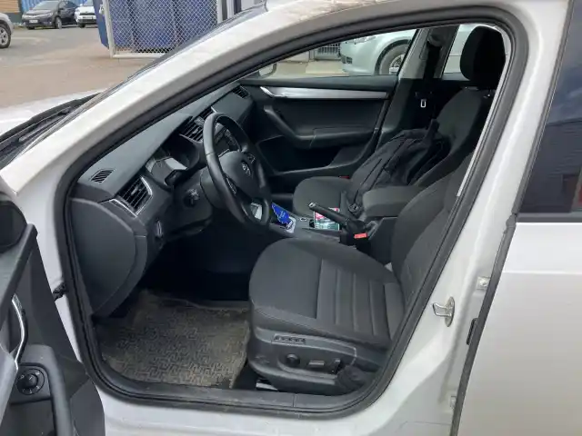 Valkoinen Farmari, Skoda Octavia – EMS-910