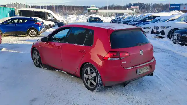 Punainen Viistoperä, Volkswagen Golf – EMT-746