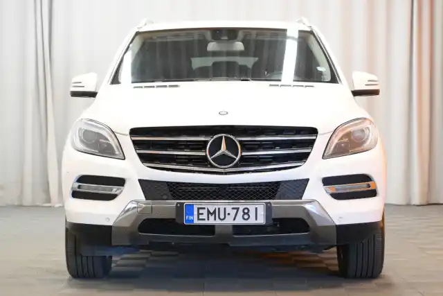 Valkoinen Maastoauto, Mercedes-Benz ML – EMU-781