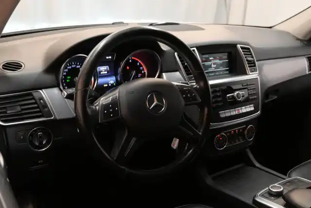 Valkoinen Maastoauto, Mercedes-Benz ML – EMU-781