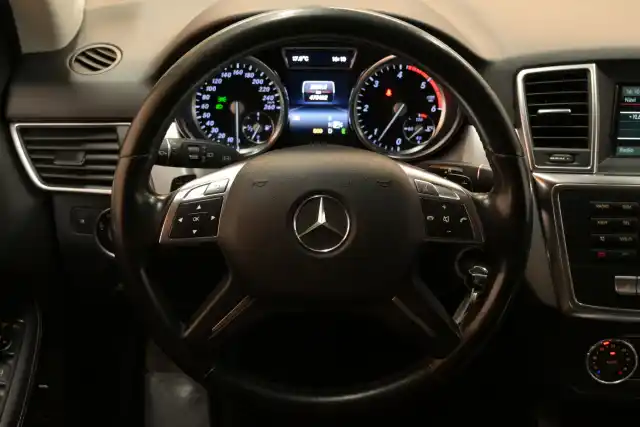 Valkoinen Maastoauto, Mercedes-Benz ML – EMU-781