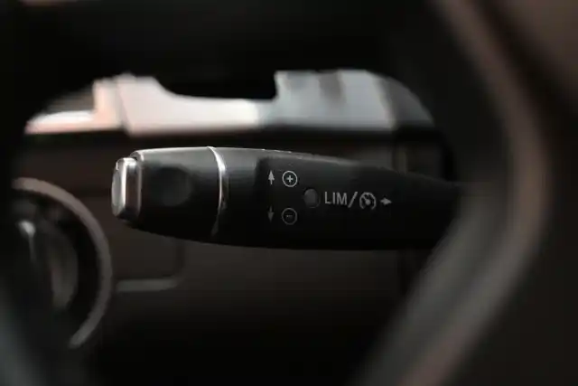 Valkoinen Maastoauto, Mercedes-Benz ML – EMU-781