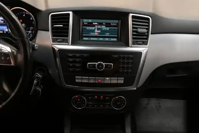 Valkoinen Maastoauto, Mercedes-Benz ML – EMU-781