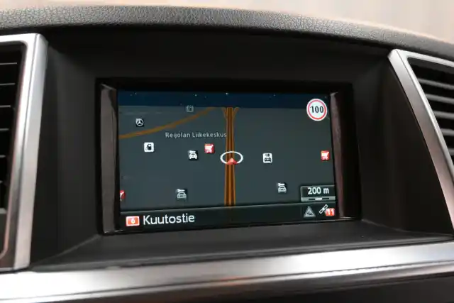 Valkoinen Maastoauto, Mercedes-Benz ML – EMU-781