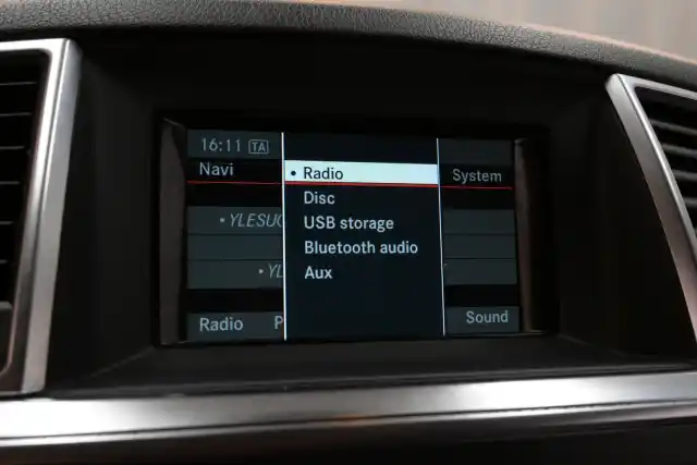 Valkoinen Maastoauto, Mercedes-Benz ML – EMU-781