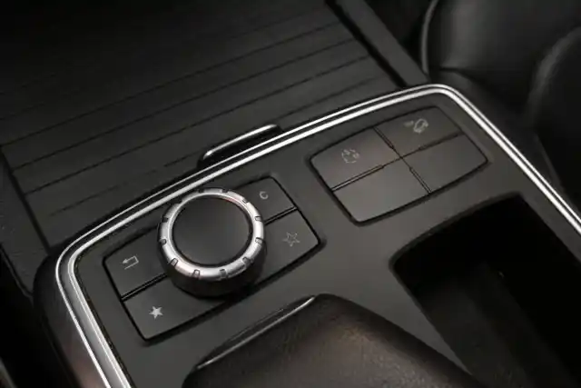 Valkoinen Maastoauto, Mercedes-Benz ML – EMU-781