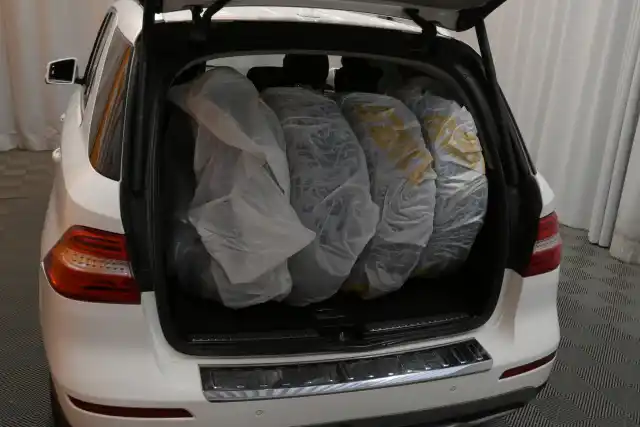 Valkoinen Maastoauto, Mercedes-Benz ML – EMU-781