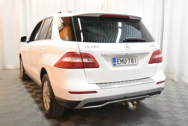 Valkoinen Maastoauto, Mercedes-Benz ML – EMU-781