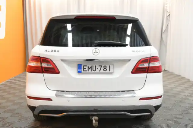 Valkoinen Maastoauto, Mercedes-Benz ML – EMU-781