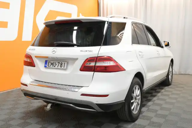 Valkoinen Maastoauto, Mercedes-Benz ML – EMU-781