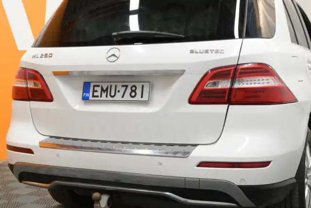 Valkoinen Maastoauto, Mercedes-Benz ML – EMU-781