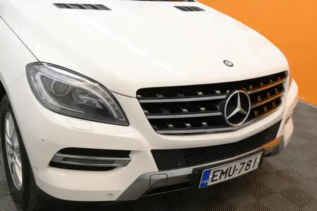 Valkoinen Maastoauto, Mercedes-Benz ML – EMU-781