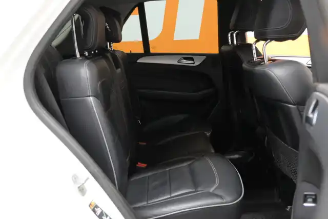 Valkoinen Maastoauto, Mercedes-Benz ML – EMU-781
