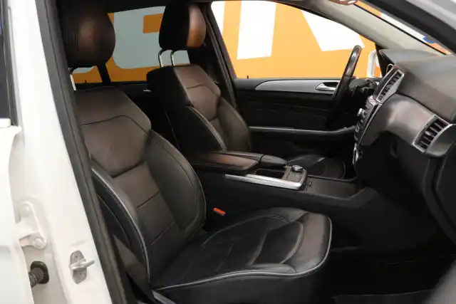 Valkoinen Maastoauto, Mercedes-Benz ML – EMU-781