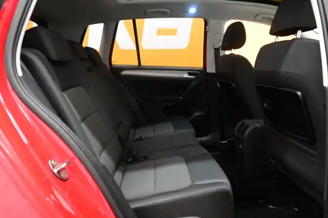 Punainen Tila-auto, Volkswagen Golf Sportsvan – ENJ-425