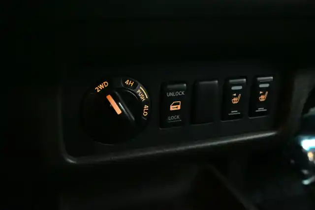 Valkoinen Avolava, Nissan Navara – ENR-397