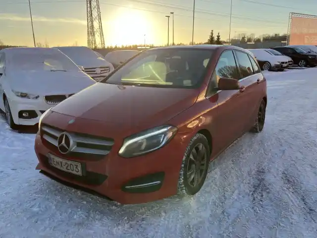 Punainen Tila-auto, Mercedes-Benz B – ENX-203