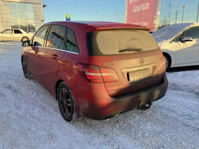 Punainen Tila-auto, Mercedes-Benz B – ENX-203