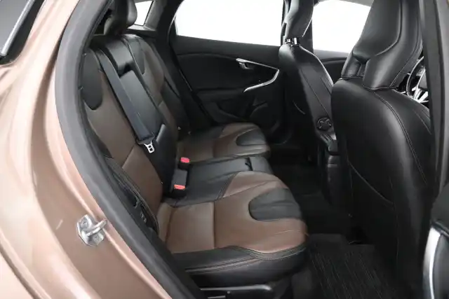 Beige Viistoperä, Volvo V40 Cross Country – ENZ-763