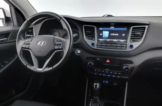 Valkoinen Maastoauto, Hyundai Tucson – EOA-701