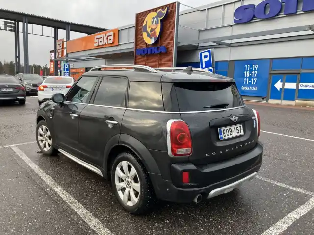 Punainen Maastoauto, MINI Countryman – EOB-157