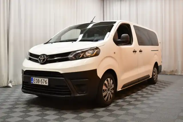 Valkoinen Tila-auto, Toyota Proace Verso – EOB-576