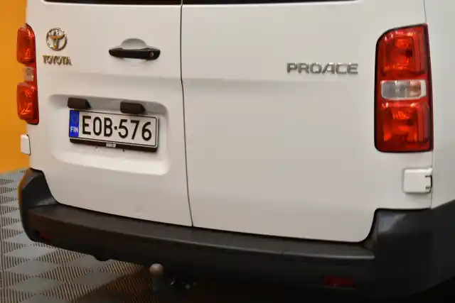 Valkoinen Tila-auto, Toyota Proace Verso – EOB-576