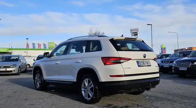 Valkoinen Maastoauto, Skoda Kodiaq – EOB-781