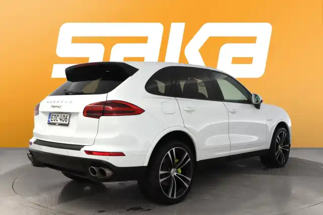 Valkoinen Maastoauto, Porsche Cayenne – EOC-406