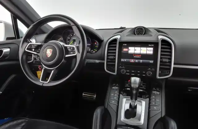 Valkoinen Maastoauto, Porsche Cayenne – EOC-406