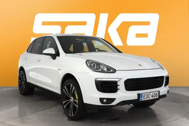 Valkoinen Maastoauto, Porsche Cayenne – EOC-406