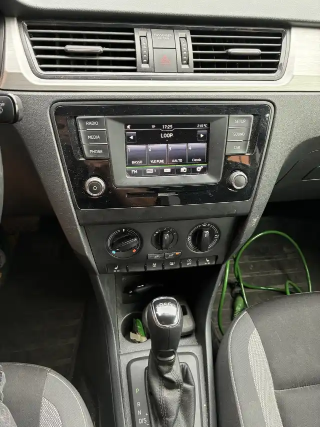 Harmaa Sedan, Skoda Rapid – EOC-745