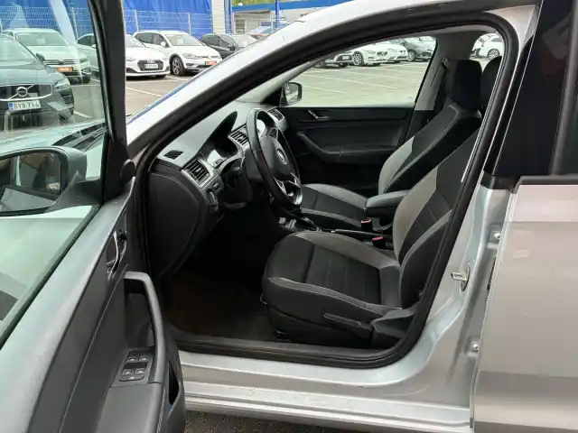 Harmaa Sedan, Skoda Rapid – EOC-745