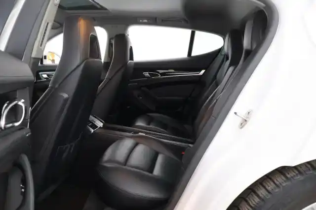 Valkoinen Sedan, Porsche Panamera – EOE-924