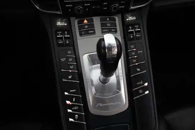 Valkoinen Sedan, Porsche Panamera – EOE-924