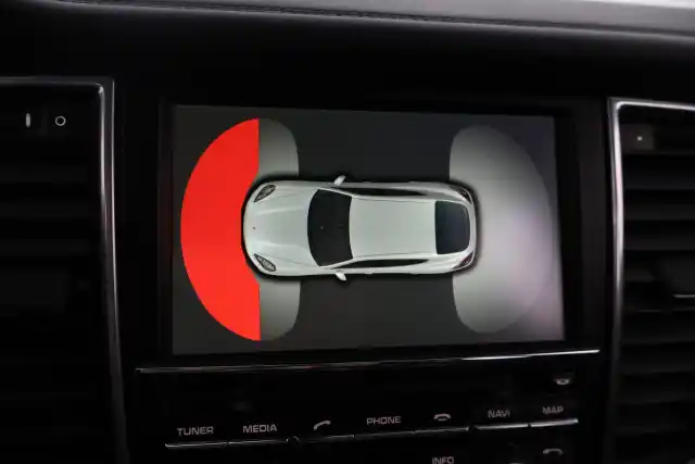 Valkoinen Sedan, Porsche Panamera – EOE-924