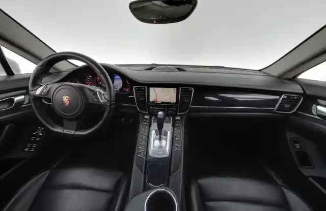 Valkoinen Sedan, Porsche Panamera – EOE-924